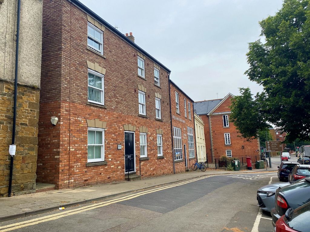 Office for sale in North Bar Street, Banbury OX16, £135,000