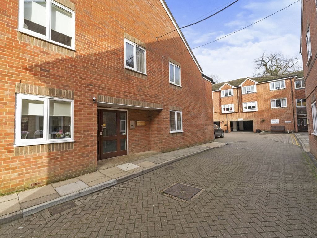 1 bed flat for sale in Town End Street, Godalming GU7, £150,000