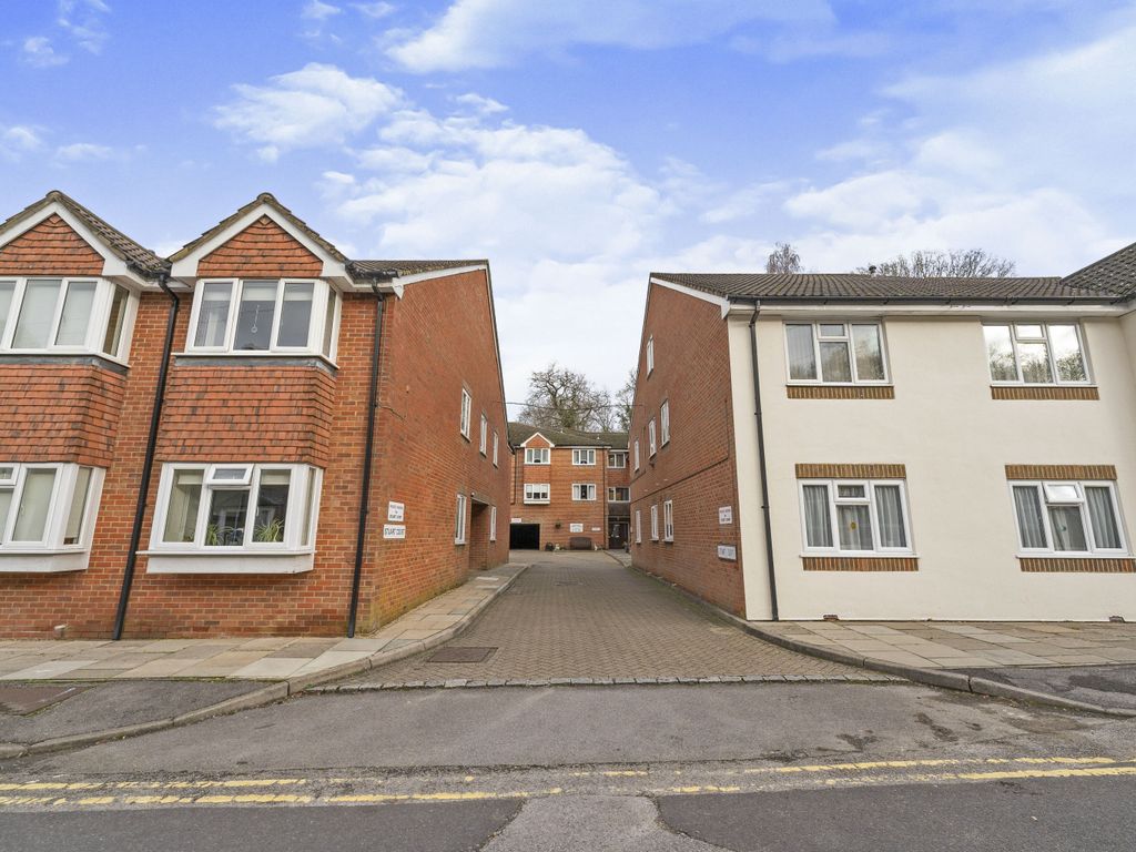 1 bed flat for sale in Town End Street, Godalming GU7, £150,000