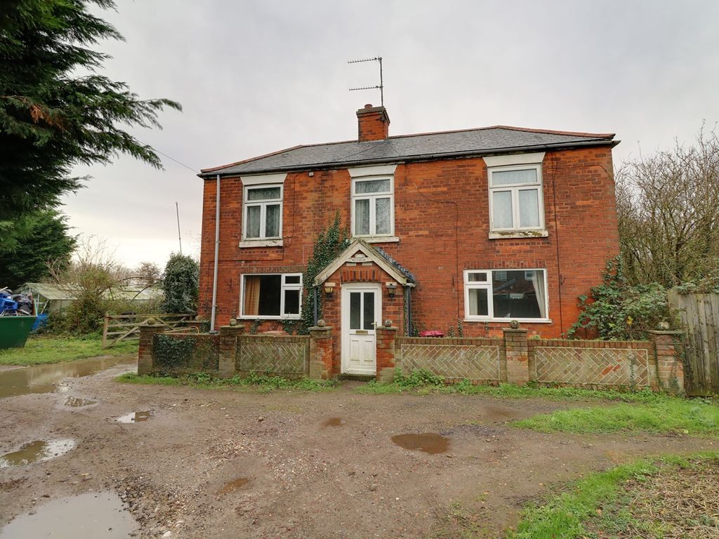 3 bed detached house for sale in Barrow Road, New Holland, Barrow-Upon-Humber DN19, £142,000