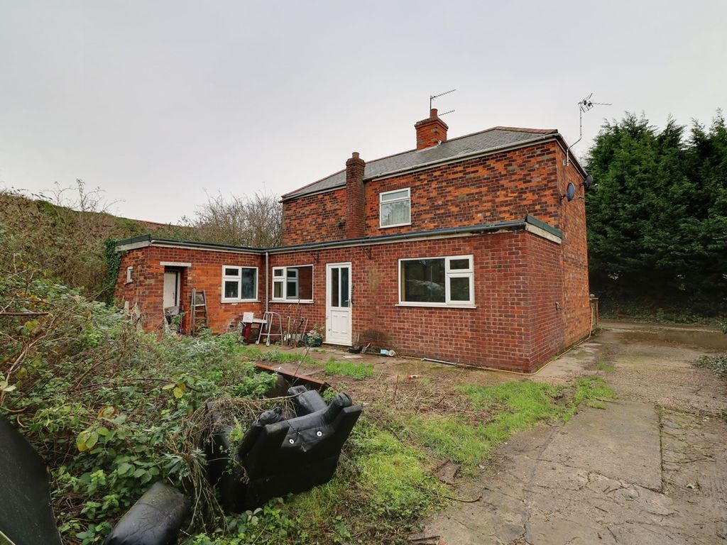 3 bed detached house for sale in Barrow Road, New Holland, Barrow-Upon-Humber DN19, £142,000