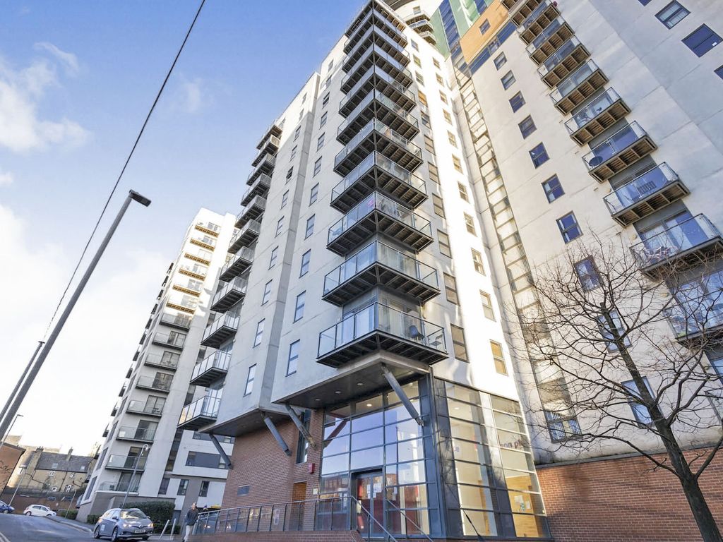 2 bed flat for sale in Fernie Street, Manchester M4, £200,000