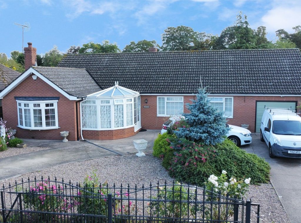 3 bed detached bungalow for sale in Chapel Street, Amcotts DN17, £300,000
