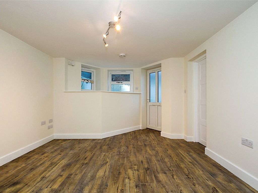 1 bed flat for sale in Church Road, Guildford, Surrey GU1, £179,000