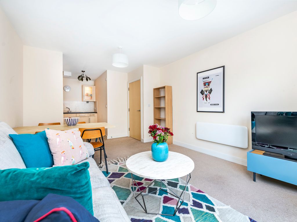1 bed flat for sale in Oakwood Close, London SE13, £162,000