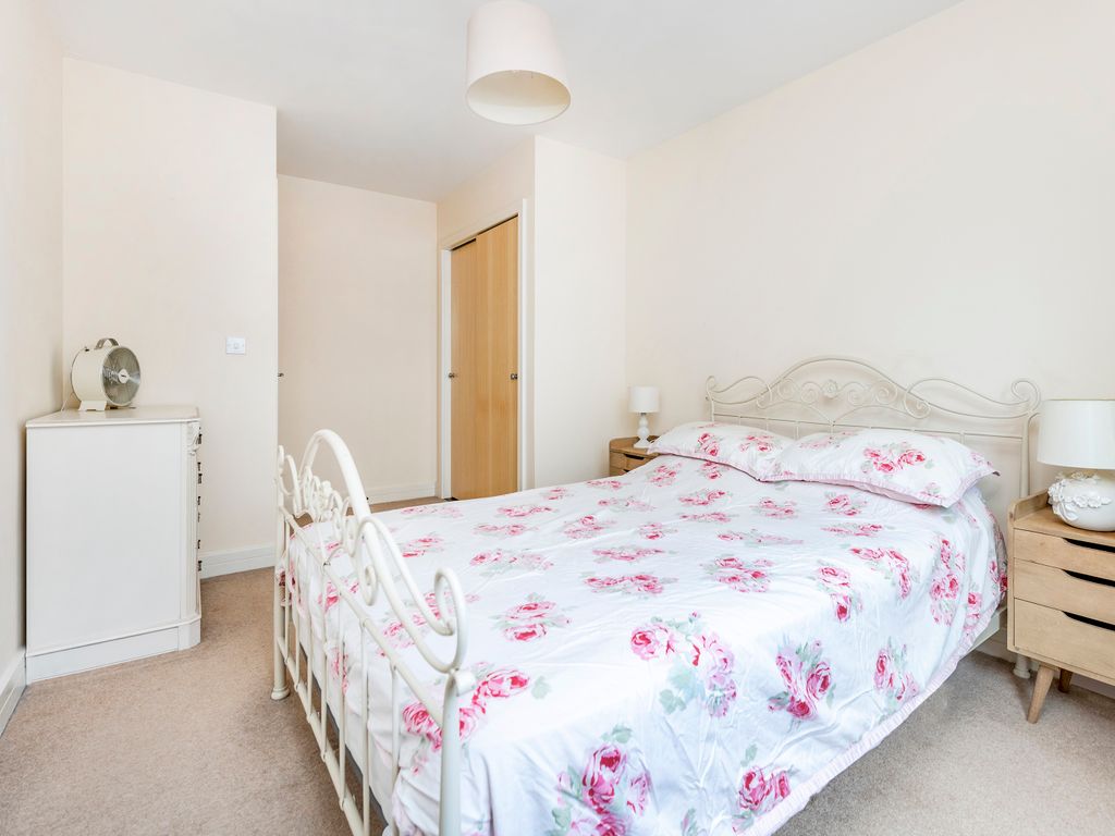 1 bed flat for sale in Oakwood Close, London SE13, £162,000