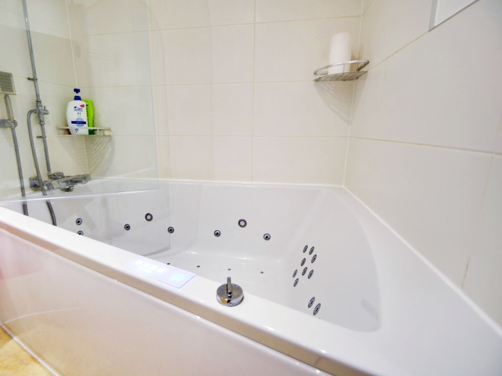1 bed flat for sale in New Mill Road, London SW11, £151,250