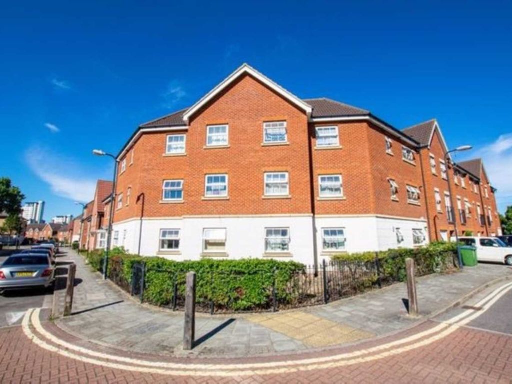 2 bed flat for sale in Pettacre Close, West Thamesmead SE28, £300,000