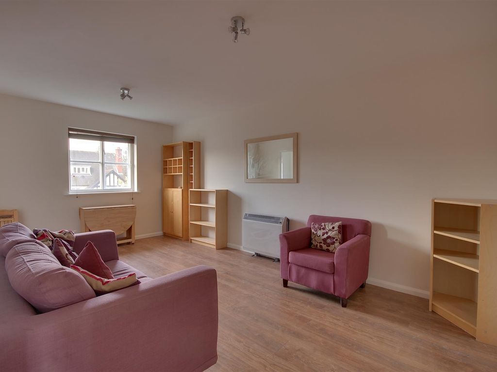 2 bed flat for sale in Bowling Court, Mildred Avenue, Watford WD18, £325,000