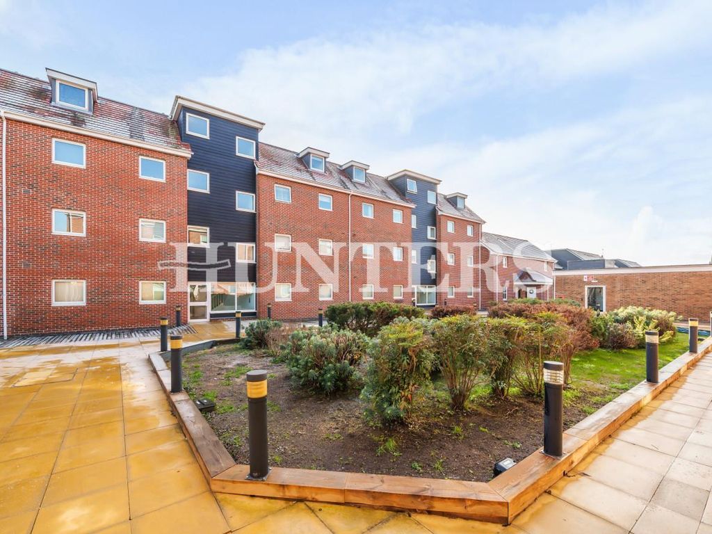 1 bed flat for sale in Market Place, Romford RM1, £200,000