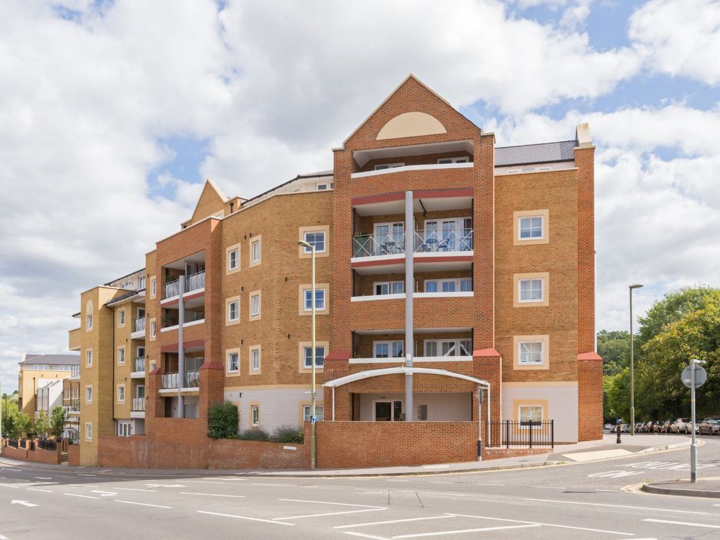 1 bed flat for sale in Flambard Way, Godalming, Surrey GU7, £270,000