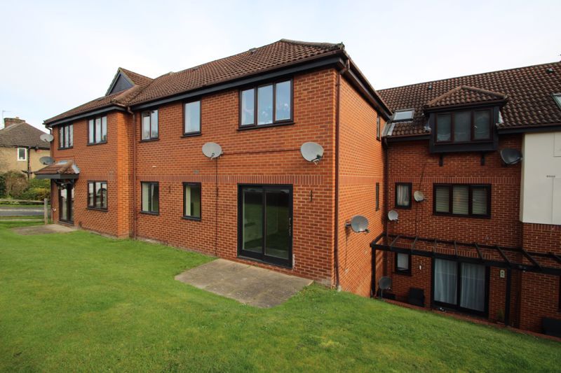 2 bed flat for sale in St. Georges Court, Eaton Avenue, High Wycombe HP12, £160,000