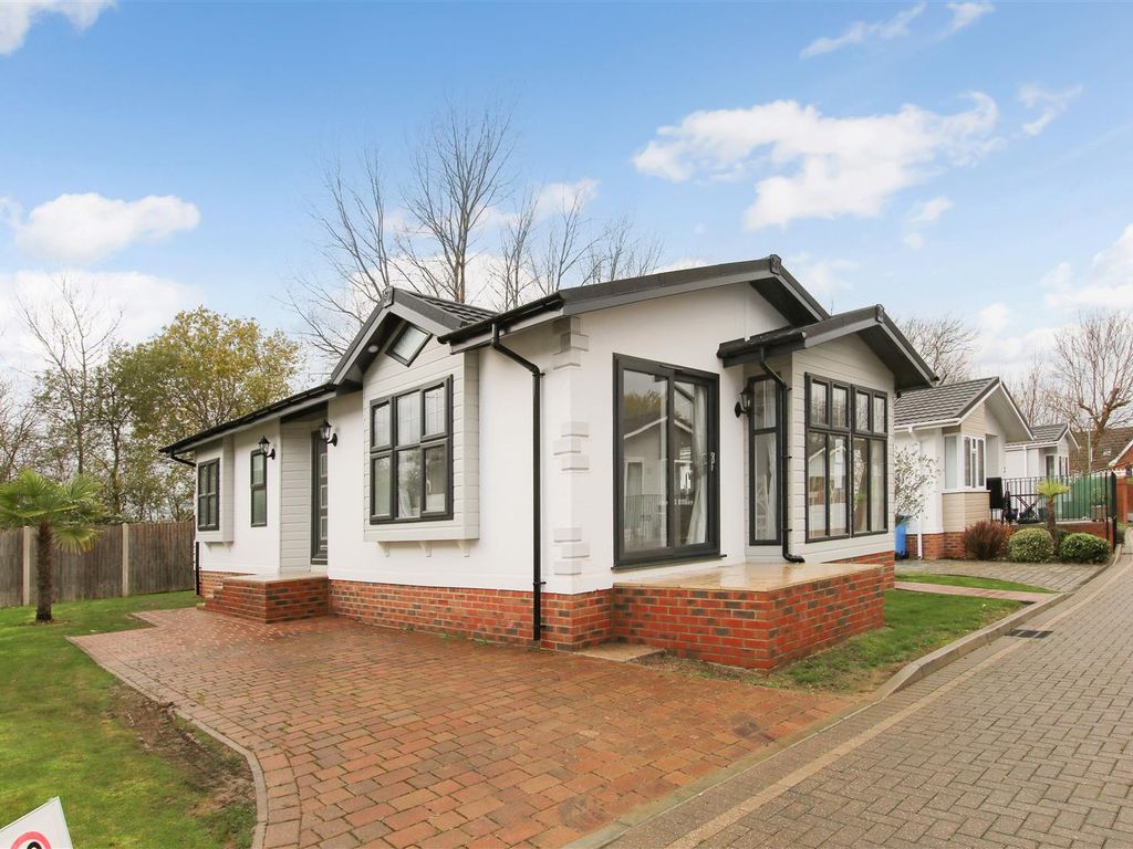 2 bed mobile/park home for sale in Lynfield Park, Huxtable Gardens, Bray SL6, £295,000