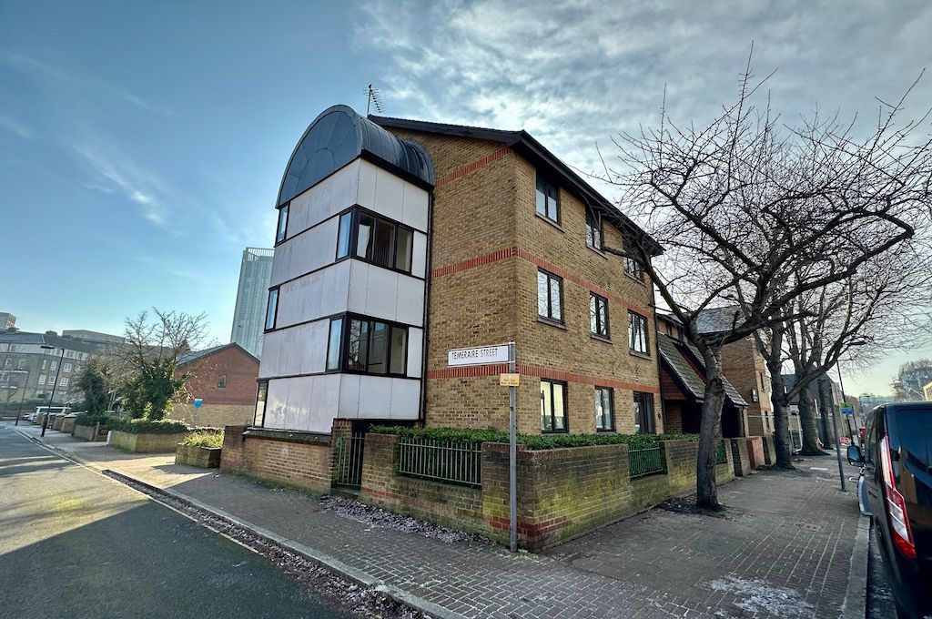 2 bed flat for sale in Albion Street, London SE16, £295,000