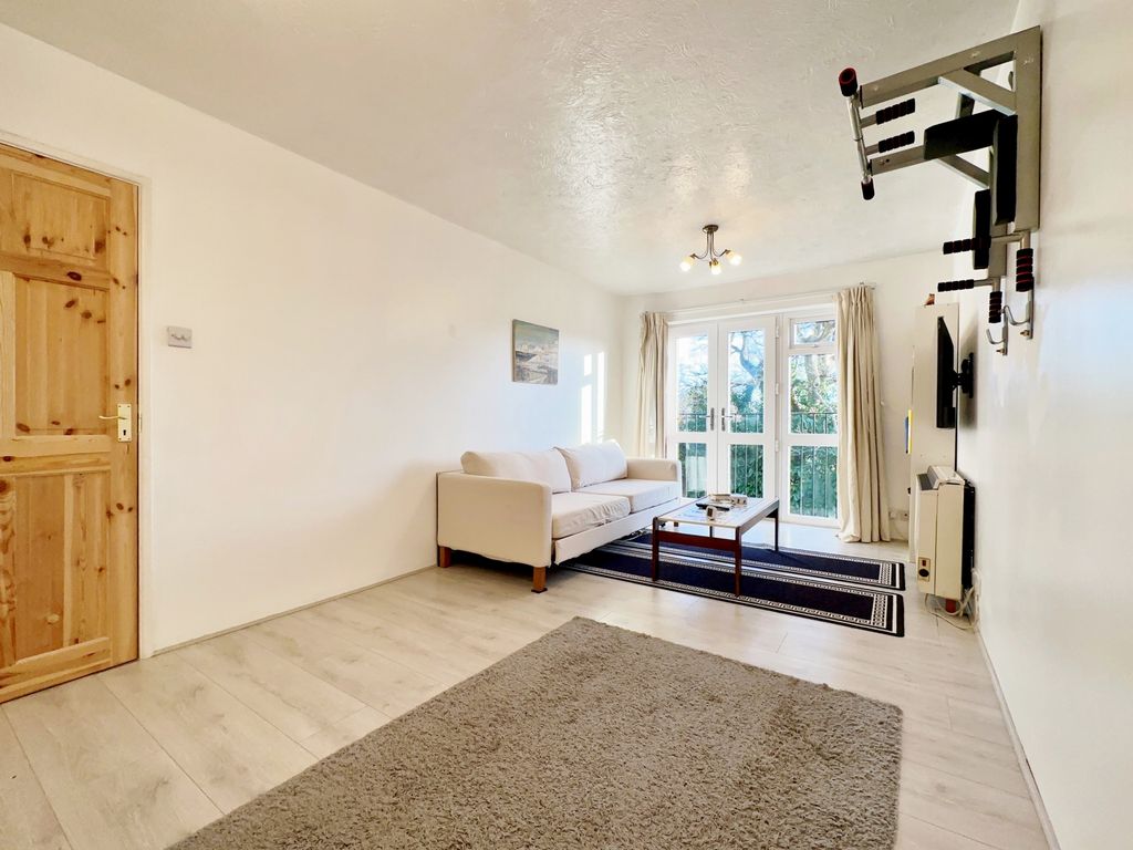 1 bed flat for sale in Chenies Way, Watford WD18, £155,000