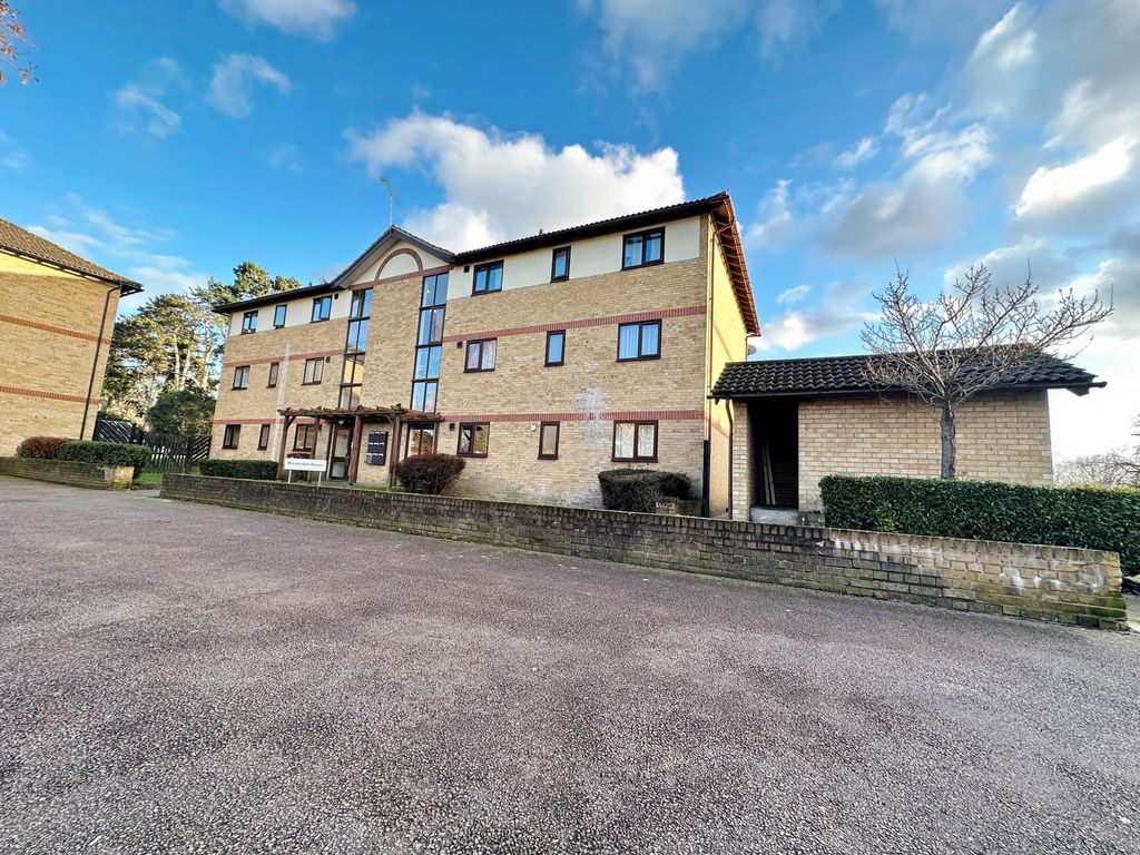 1 bed flat for sale in Chenies Way, Watford WD18, £155,000