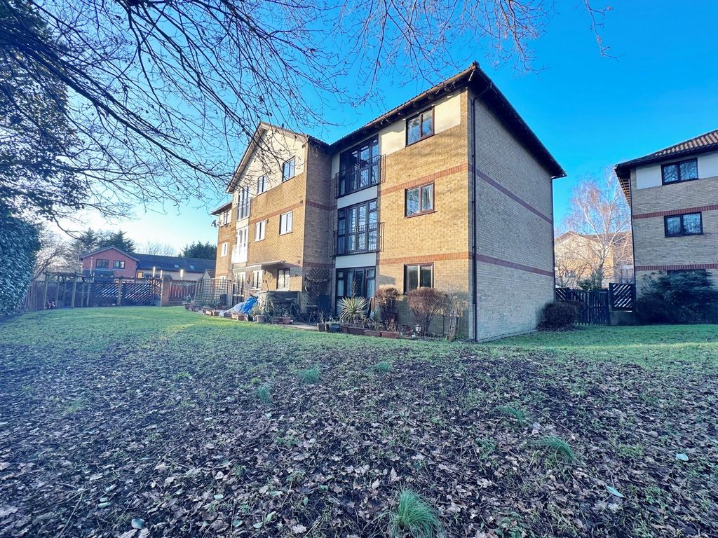 1 bed flat for sale in Chenies Way, Watford WD18, £155,000