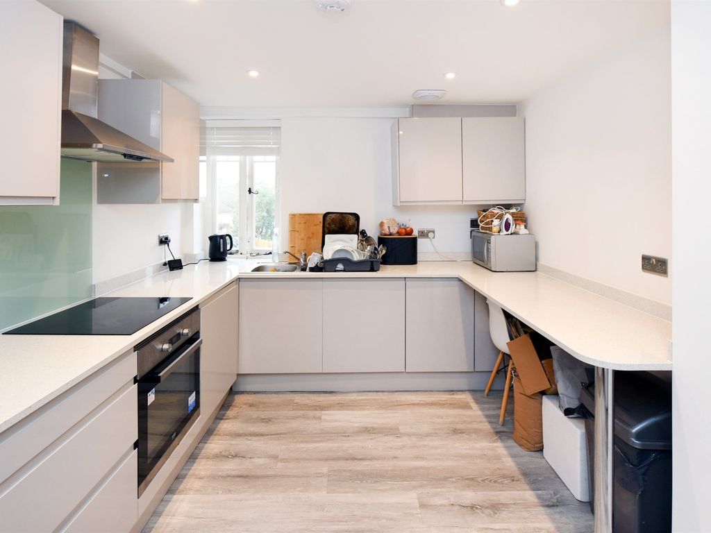 2 bed flat for sale in Hillside, Market Hill, Maldon CM9, £275,000
