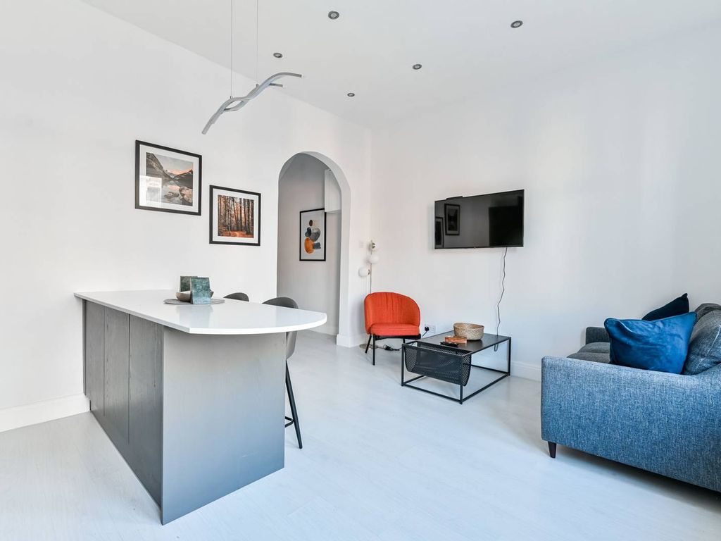 2 bed flat for sale in Camberwell Road, Camberwell, London SE5, £300,000