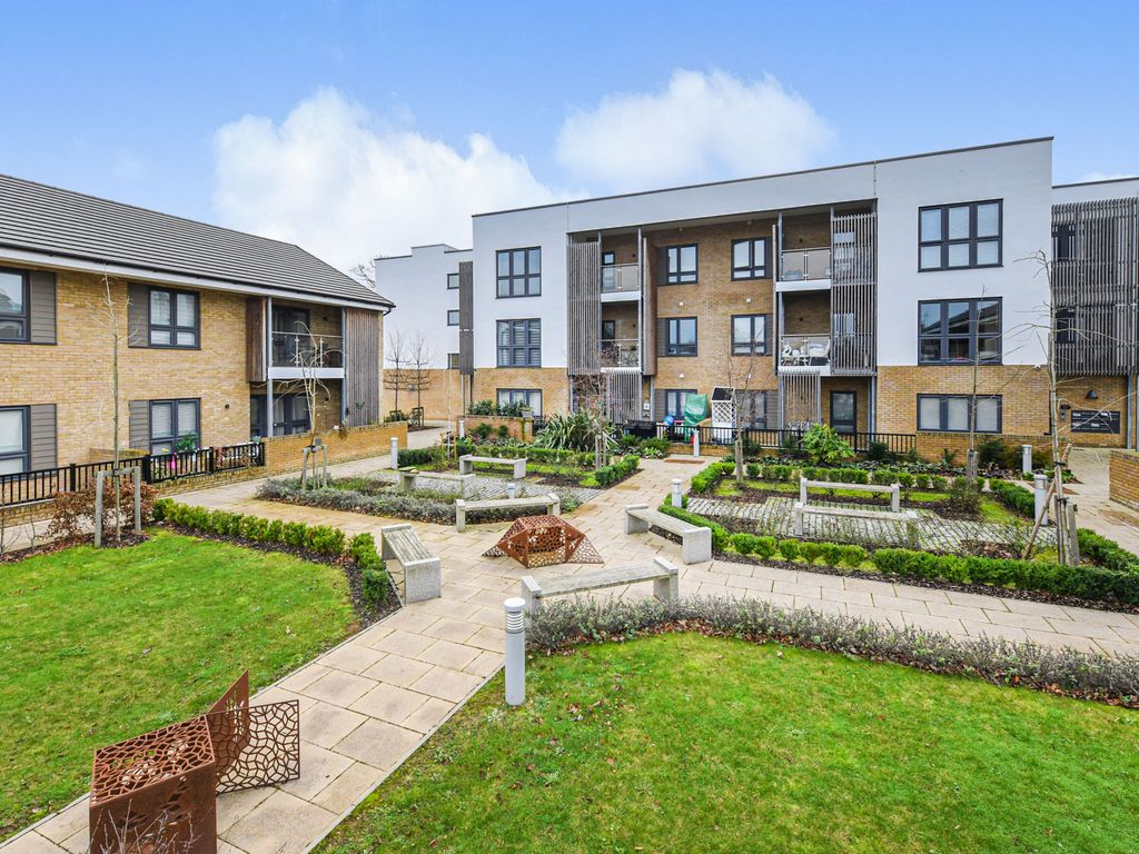 1 bed flat for sale in Goldlay Gardens, Chelmsford CM2, £285,000
