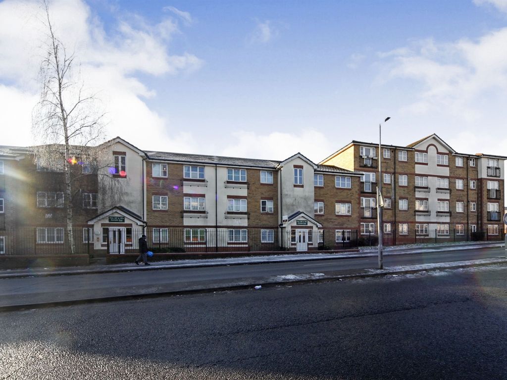 2 bed flat for sale in Dunstable Road, Luton LU4, £180,000