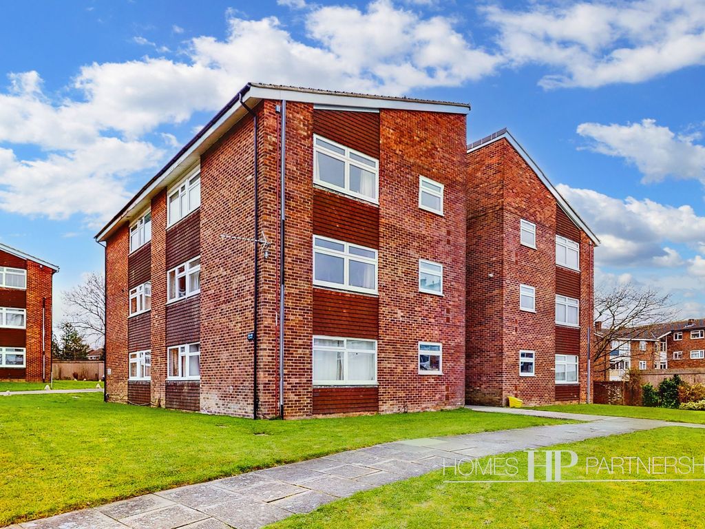 2 bed flat for sale in Hillmead, Crawley RH11, £180,000