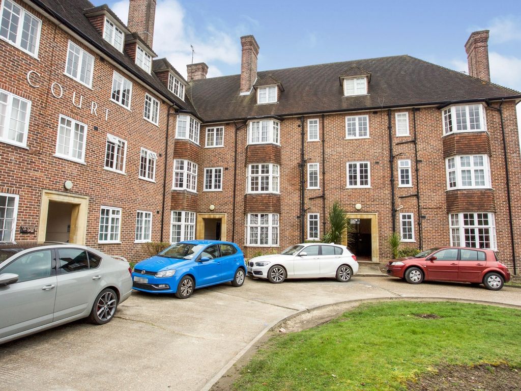 1 bed flat for sale in Chaucer Court, Guildford, Surrey, United Kingdom GU2, £265,000