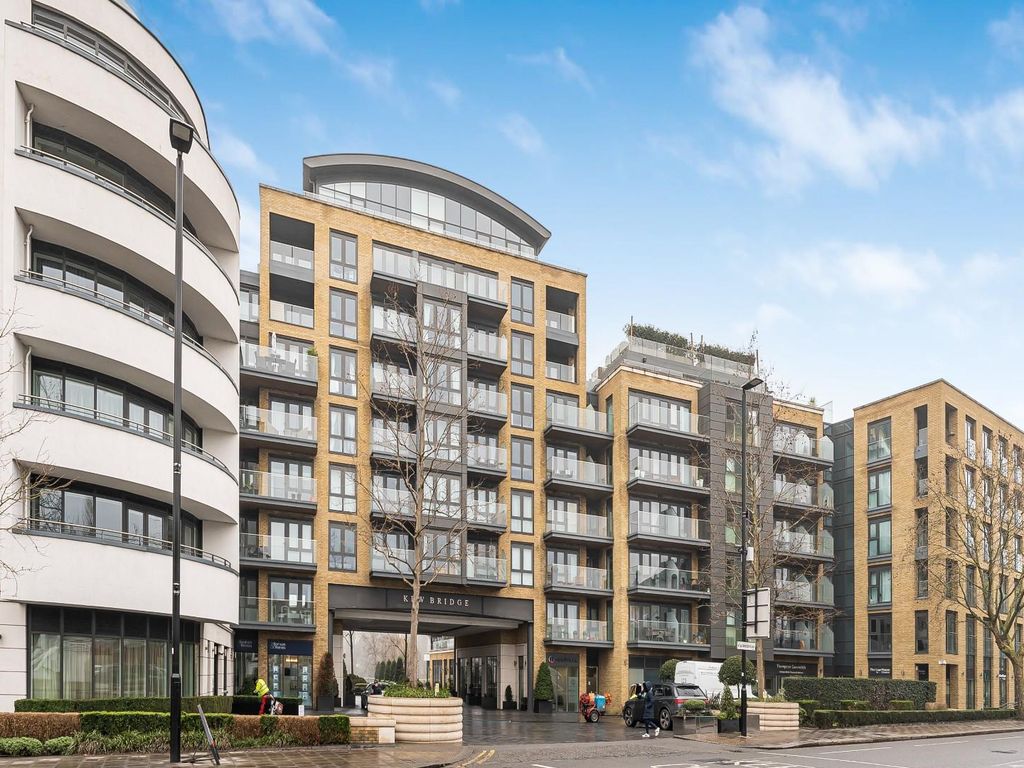 1 bed flat for sale in Kew Bridge Road, Brentford TW8, £221,804