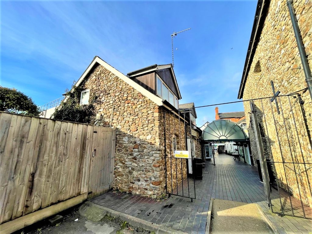2 bed flat for sale in Black Lion Court, Honiton EX14, £150,000