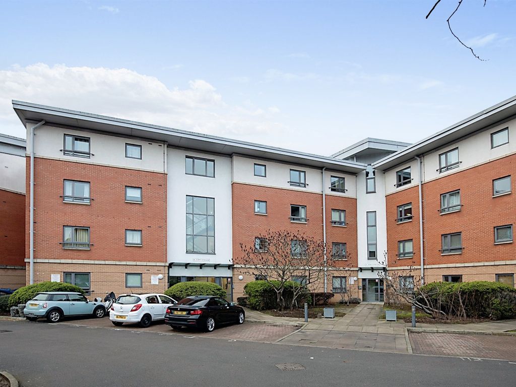 2 bed flat for sale in West Cotton Close, Northampton NN4, £80,000