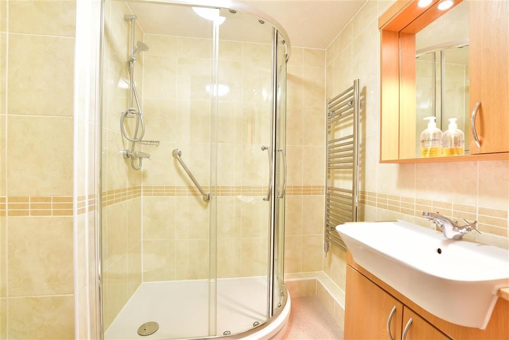 1 bed flat for sale in Hall Lane, London E4, £265,000