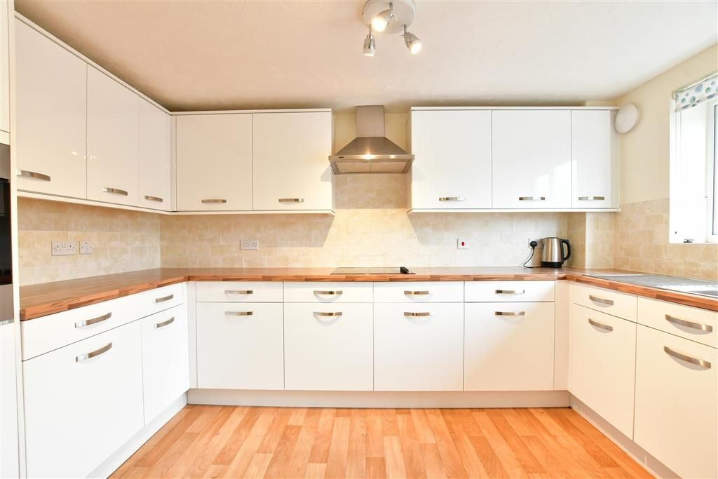 1 bed flat for sale in Hall Lane, London E4, £265,000