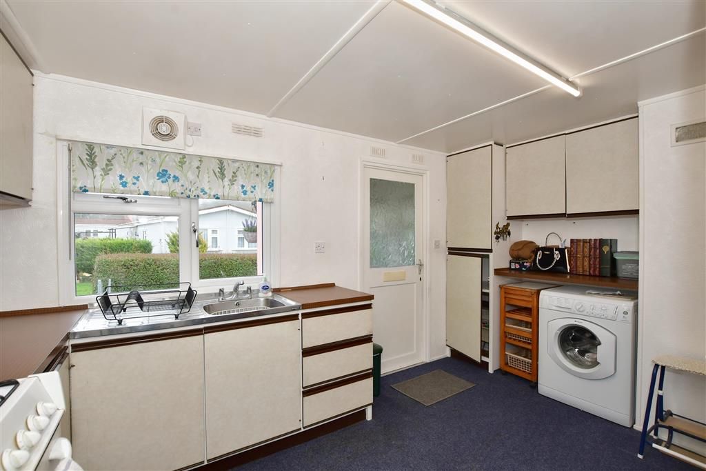 2 bed mobile/park home for sale in Lower Dunton Road, Dunton, Brentwood, Essex CM13, £150,000