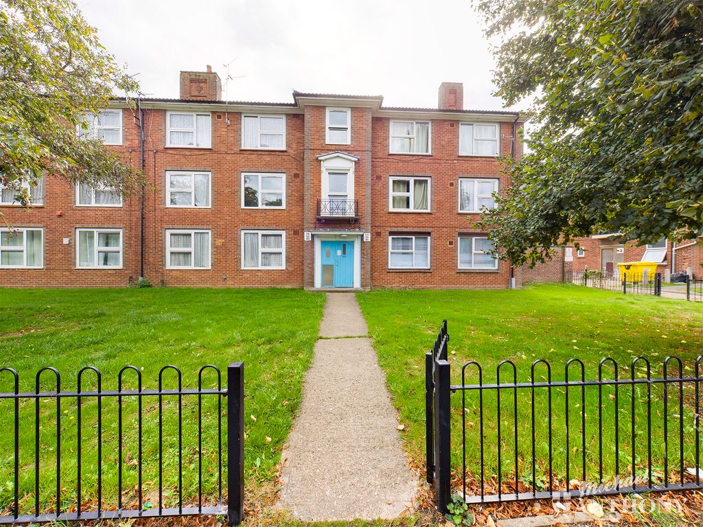 2 bed flat for sale in Hampden Gardens, Aylesbury HP21, £175,000