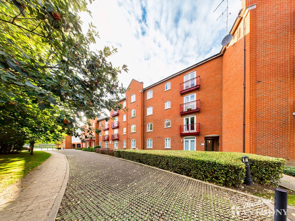 1 bed flat for sale in Coxhill Way, Aylesbury HP21, £170,000
