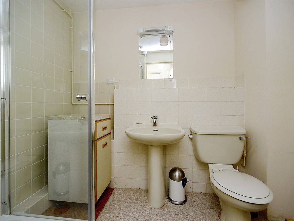 1 bed flat for sale in Eastern Road, Brighton BN2, £120,000