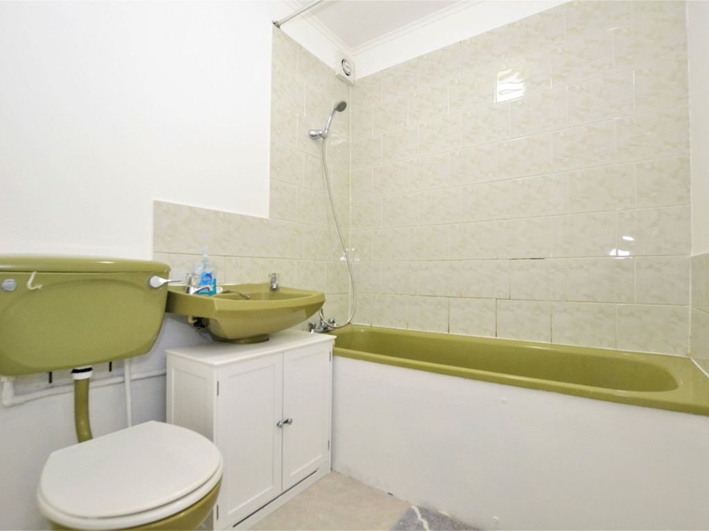 1 bed flat for sale in Oakley Close, Isleworth TW7, £230,000