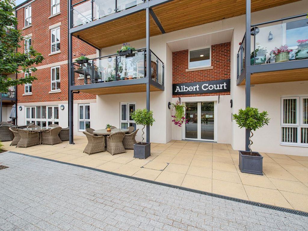 1 bed flat for sale in Reading Road, Henley-On-Thames RG9, £290,000