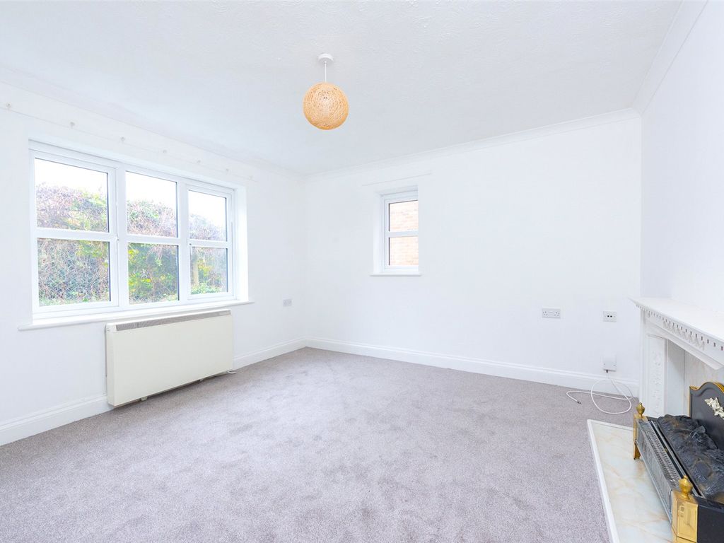 2 bed flat for sale in Burghfield Road, Reading, Berkshire RG30, £110,000