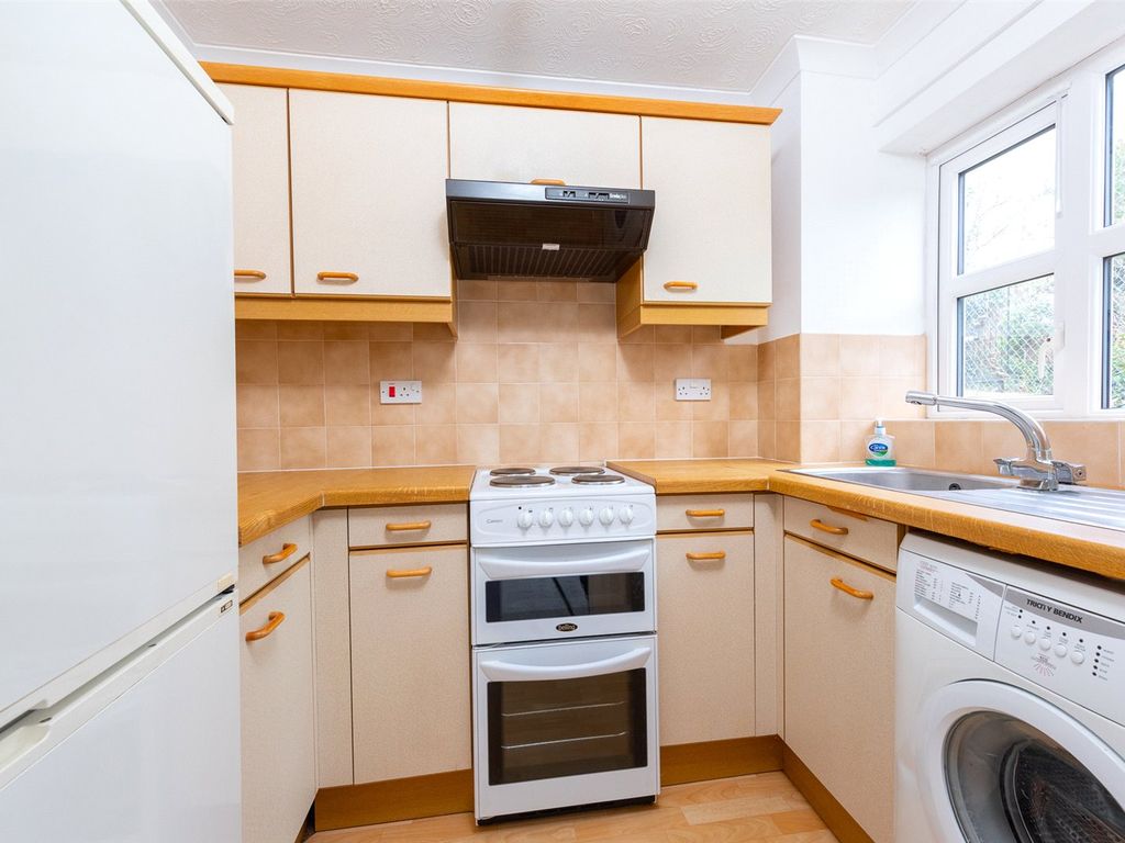 2 bed flat for sale in Burghfield Road, Reading, Berkshire RG30, £110,000