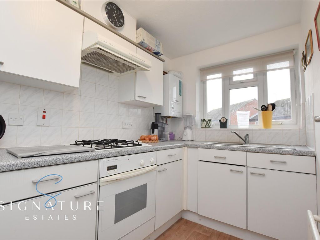 1 bed flat for sale in Swallows Oak, Abbots Langley WD5, £190,000
