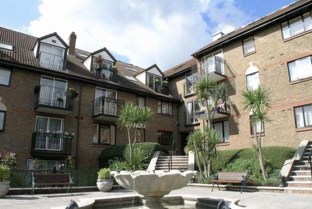 2 bed flat for sale in Lansdowne Road, Purley CR8, £280,000