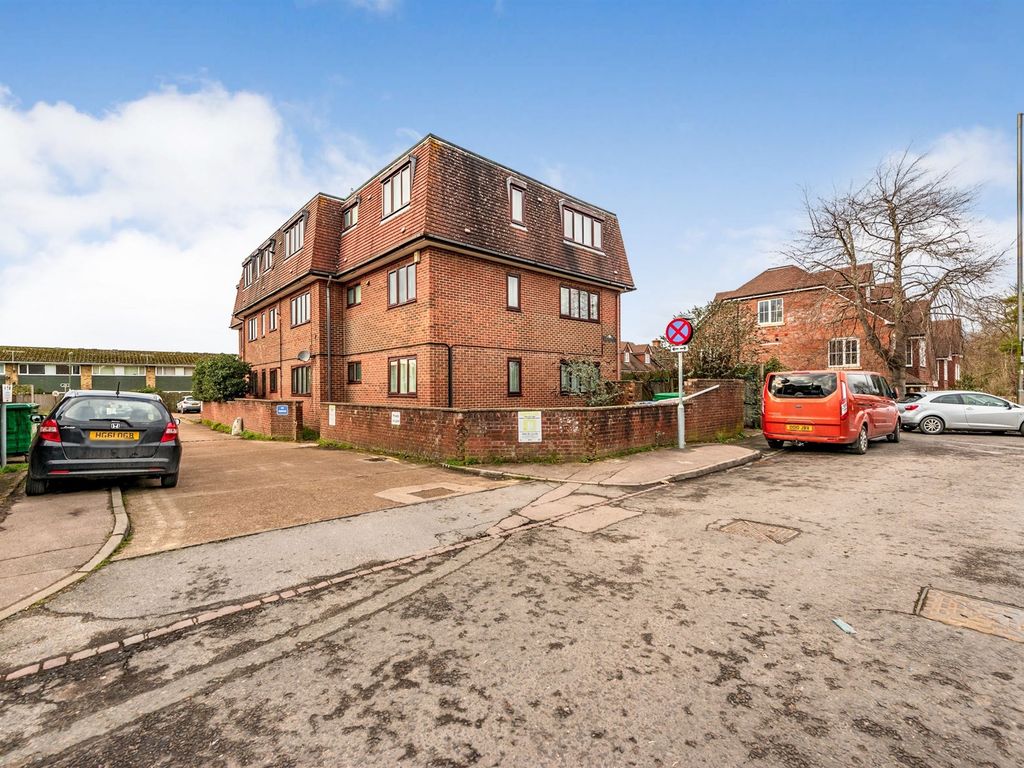 1 bed flat for sale in Brighton Road, Salfords, Redhill RH1, £210,000