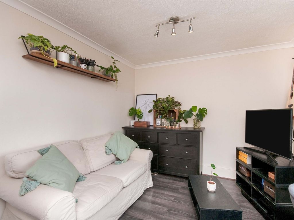 1 bed flat for sale in Clarence Square, Brighton BN1, £210,000