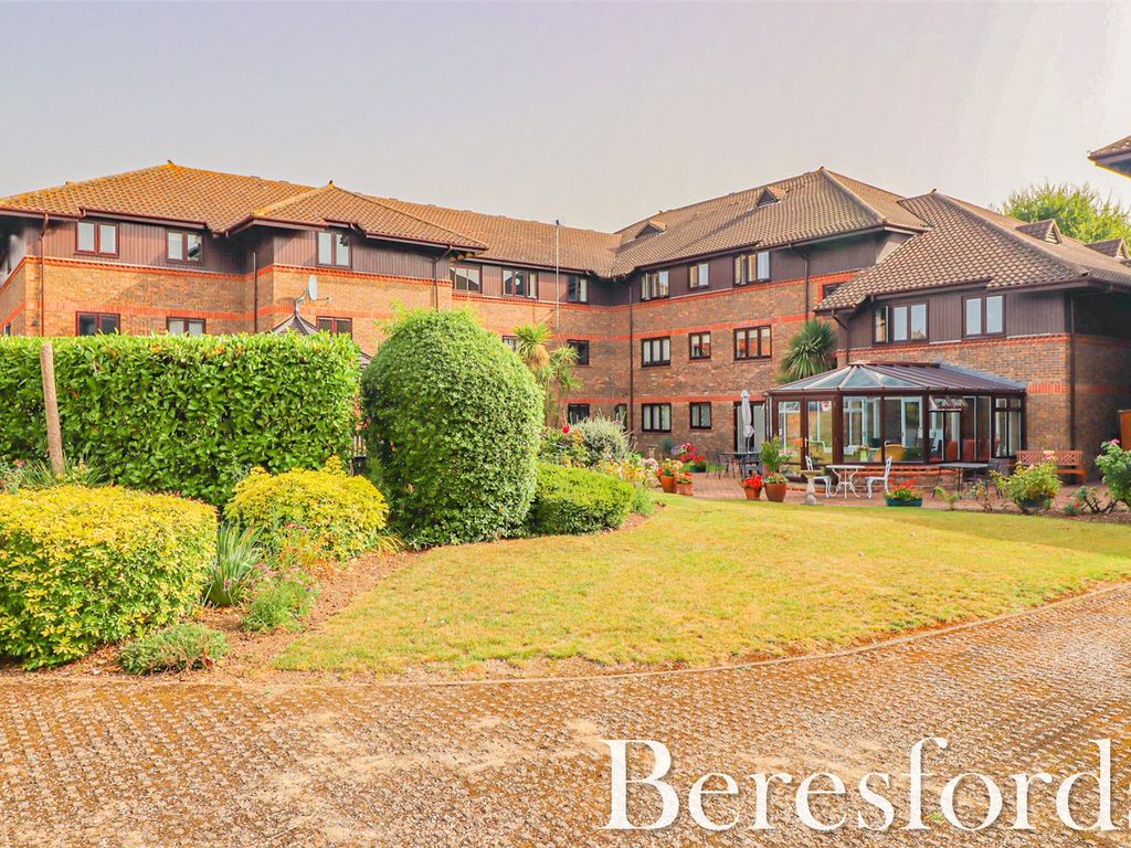 1 bed flat for sale in Huskards, Waldegrave Gardens RM14, £250,000