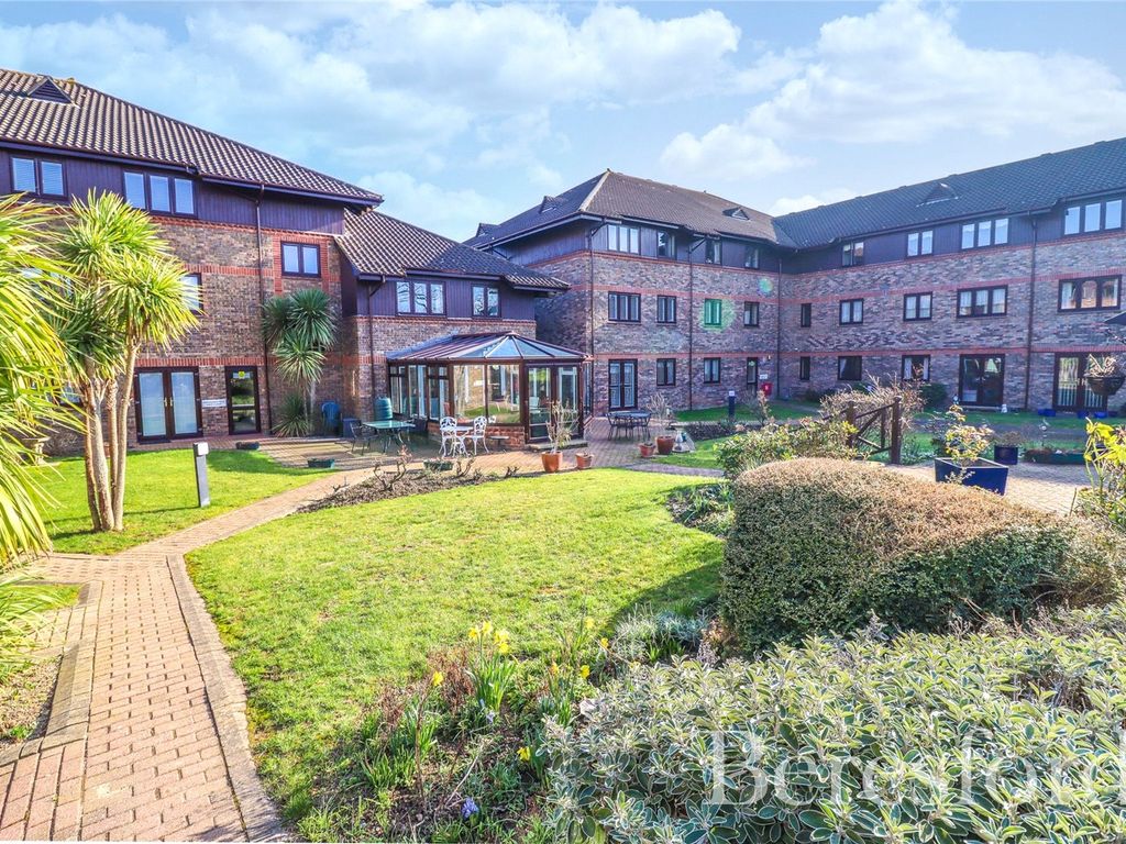 1 bed flat for sale in Huskards, Waldegrave Gardens RM14, £250,000