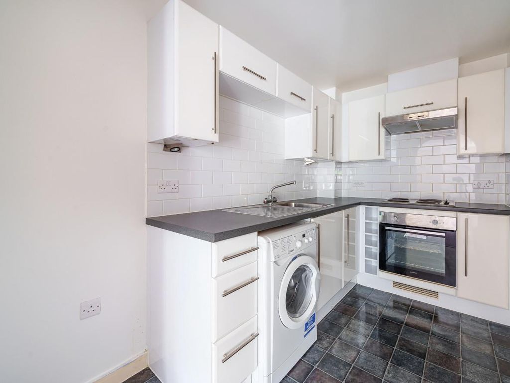 2 bed flat for sale in Hursley Road, Chandler's Ford, Eastleigh SO53, £199,950