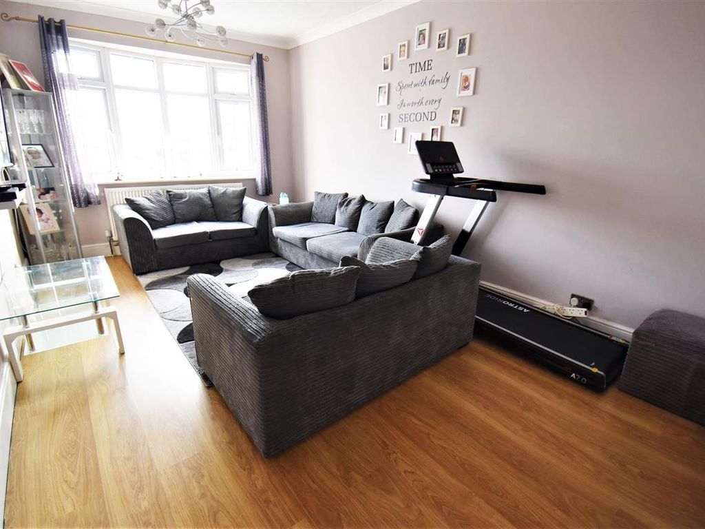3 bed town house for sale in Aluric Close, Chadwell St. Mary, Grays RM16, £250,000