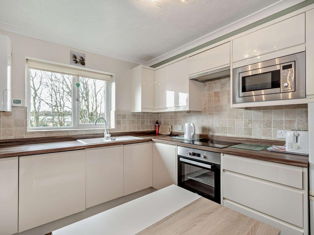 2 bed flat for sale in Oakdale Glen, Harrogate HG1, £180,000