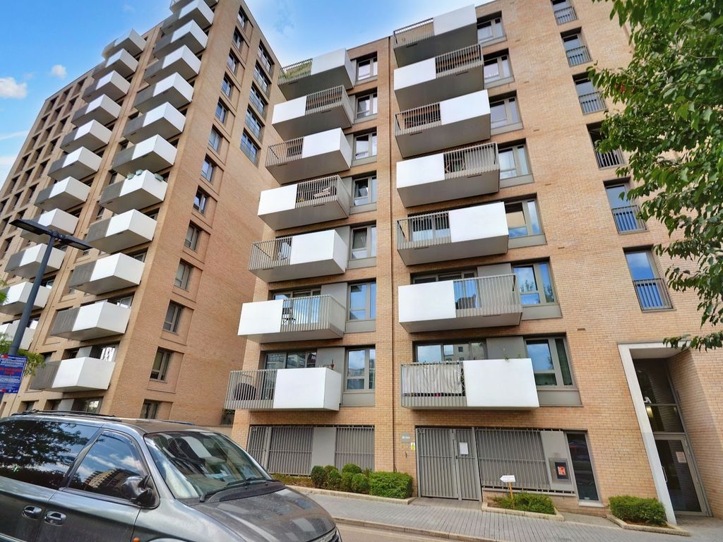 1 bed flat for sale in Booth Road, London E16, £127,750